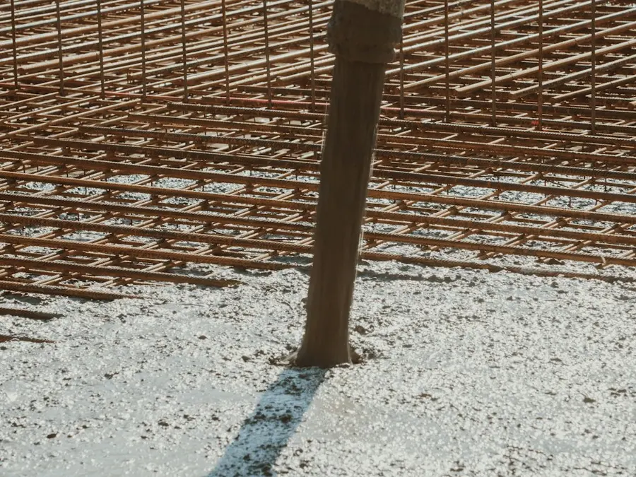 Coulage de béton sur le ferraillage d'une dalle