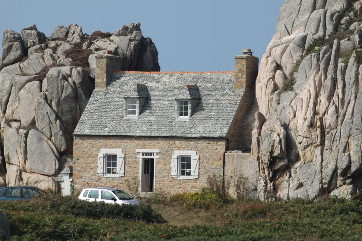 Maison bretonne en granit rose entre les rochers